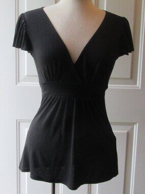6 degree black stretch knit v-neck banded top w. short flutter sleeves sz M